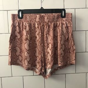 Blush pink H&M snakeskin shorts sz 6
